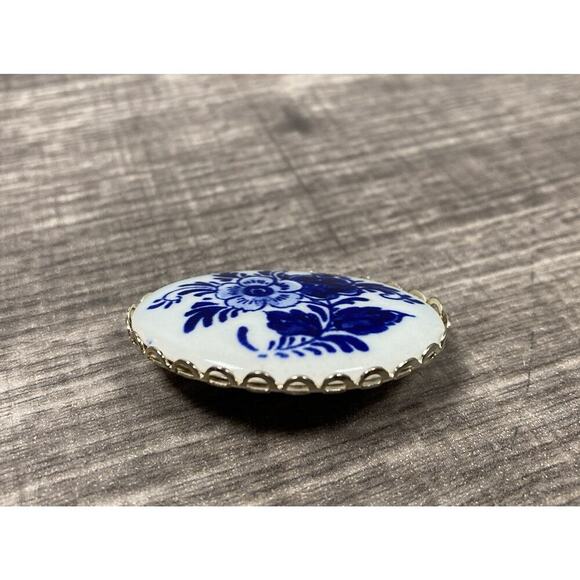 Vintage Blue White Porcelain Floral Flowers Oval Framed Ladies Brooch Pin - Picture 3 of 7